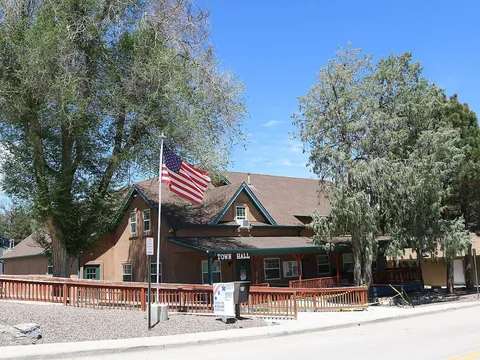Elizabeth Town Hall, a low civic building at 151 South Banner Street