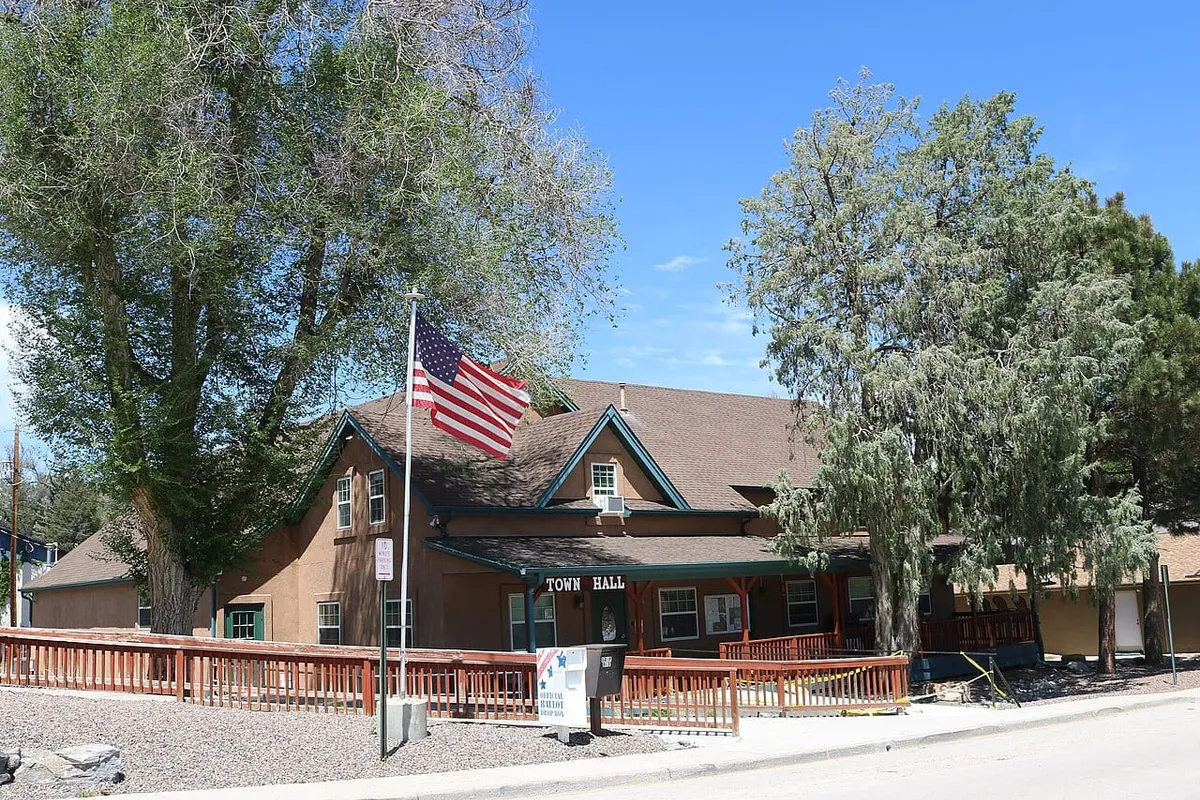 Elizabeth Town Hall, a low civic building at 151 South Banner Street